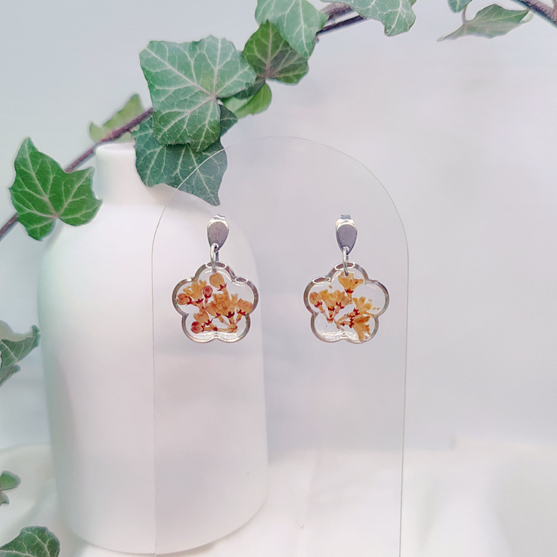 Boucles d’oreilles fleur de Laurier Tin– Nirisaya