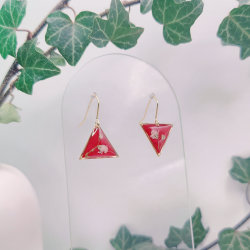 Boucles d’oreilles asymétrique fleur de Gypsophile – Nirisaya